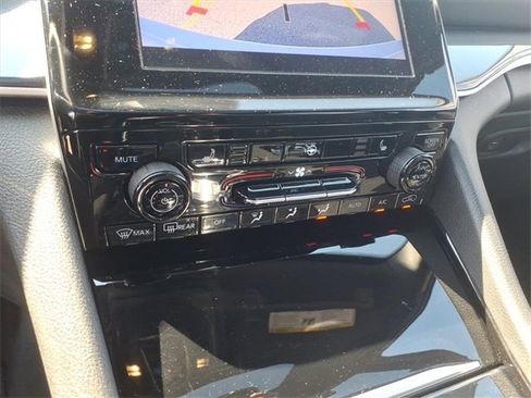 Used 2023 Jeep Grand Cherokee Altitude image 19