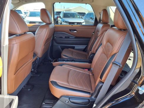 Used 2023 Nissan Pathfinder Platinum image 11