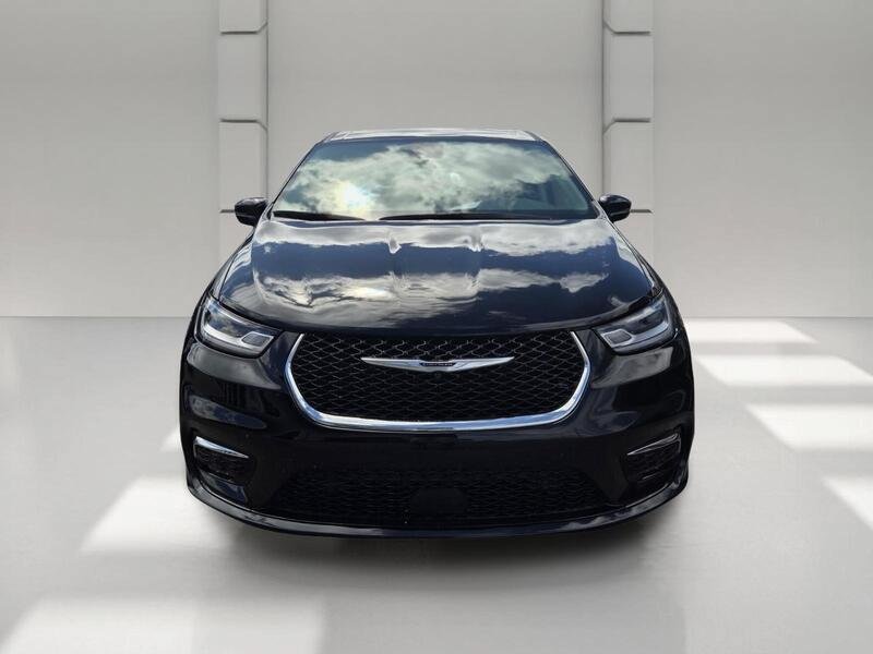Used 2024 Chrysler Pacifica Touring-L AWD/4WD image 2