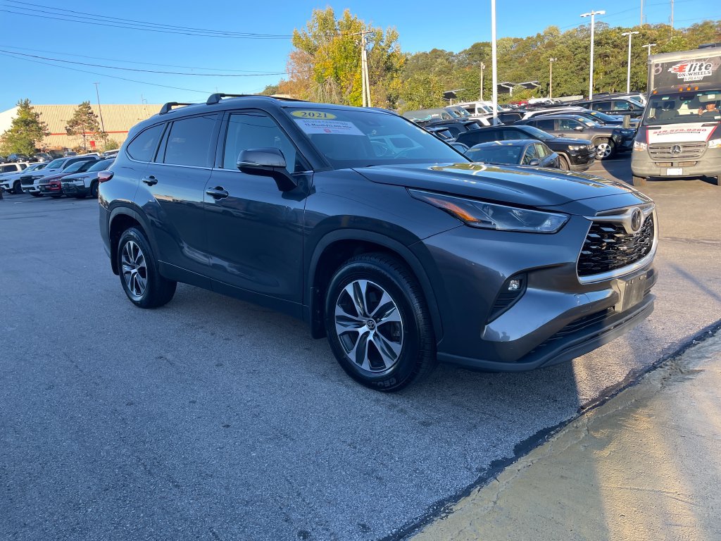 Used 2021 Toyota Highlander XLE AWD/4WD image 7