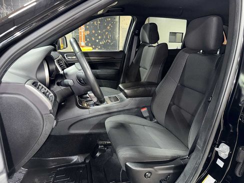 Used 2019 Jeep Grand Cherokee Laredo AWD/4WD image 2