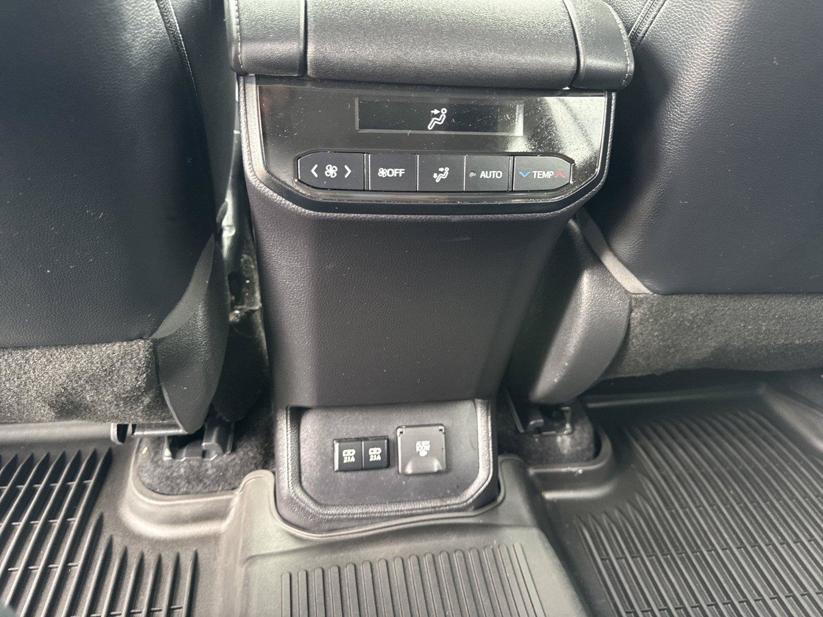 Used 2021 Toyota Highlander Limited FWD image 33
