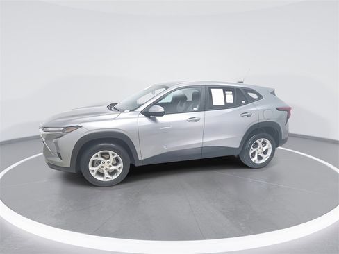 Used 2024 Chevrolet Trax LS w/ LS Convenience Package image 5