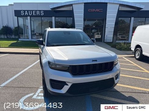 Used 2023 Jeep Grand Cherokee Altitude image 1