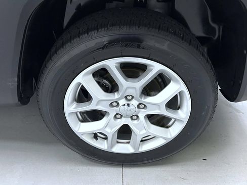 Used 2017 Jeep Renegade Latitude w/ Popular Equipment Group AWD/4WD image 22