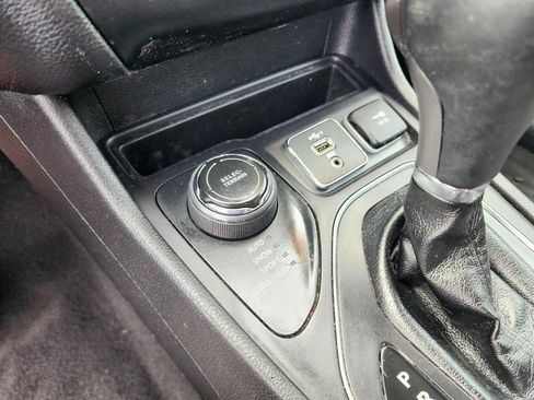 Used 2020 Jeep Cherokee Latitude Plus w/ Cold Weather Group AWD/4WD image 19