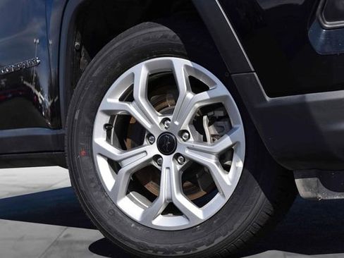 Used 2025 Jeep Compass Latitude image 3