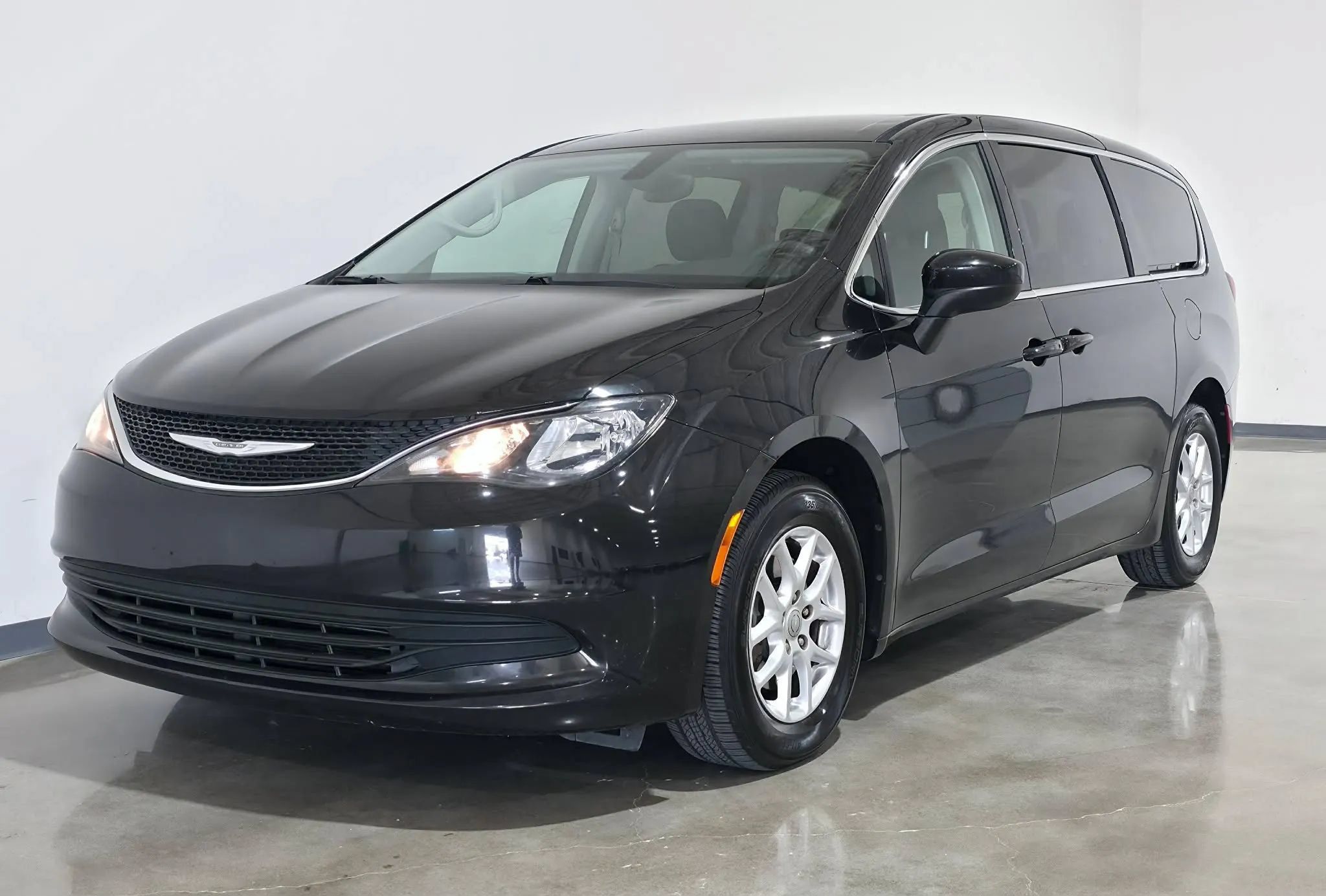 Used 2017 Chrysler Pacifica Touring FWD image 9