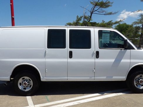 Used 2024 GMC Savana 2500 w/ Driver Convenience Package RWD image 2
