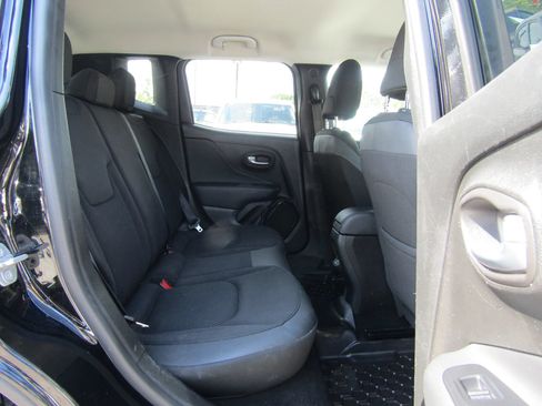 Used 2018 Jeep Renegade Altitude FWD image 14