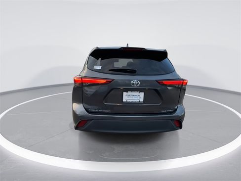 Used 2023 Toyota Highlander XLE image 7
