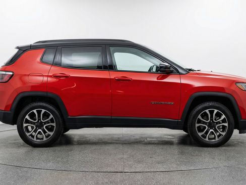 Used 2025 Jeep Compass Trailhawk AWD/4WD image 11