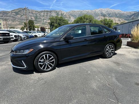 Used 2025 Volkswagen Jetta SE FWD image 3
