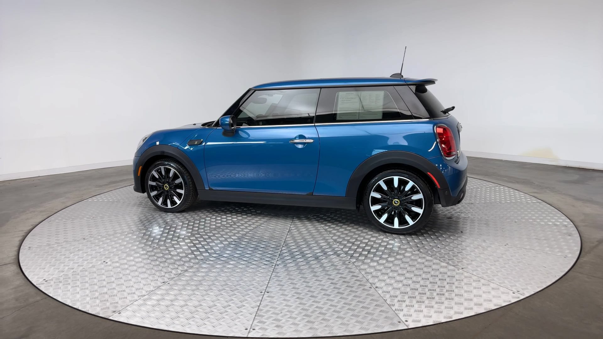 Certified 2024 MINI Cooper SE w/ Signature Upholstery Package FWD image 5