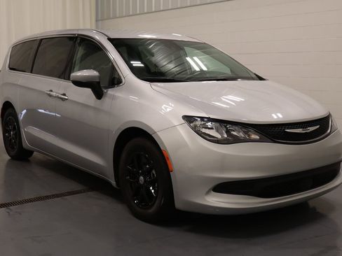 Used 2023 Chrysler Voyager LX image 2