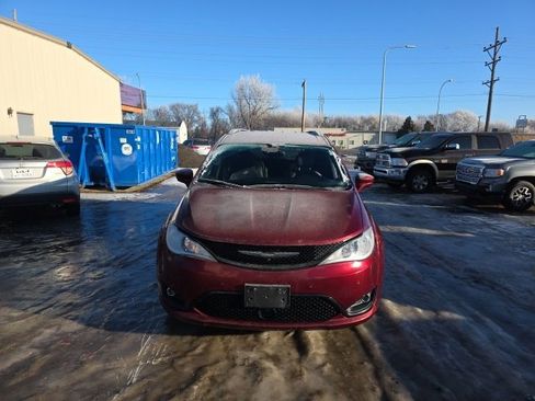 Used 2018 Chrysler Pacifica Touring-L w/ Advanced Safetytec Group image 2