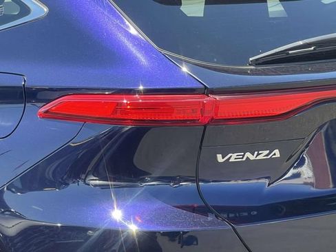Used 2023 Toyota Venza XLE AWD/4WD image 9