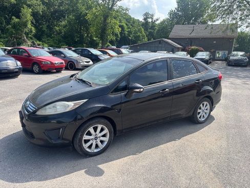 Used 2013 Ford Fiesta SE image 1