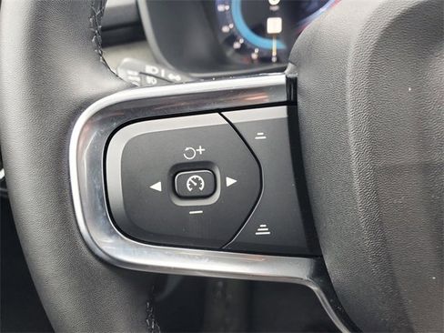 Used 2025 Volvo XC40 B5 Core image 19