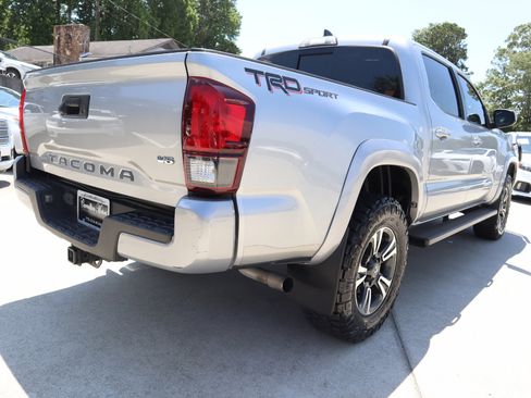 Used 2018 Toyota Tacoma TRD Sport image 7