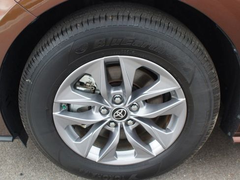 Used 2024 Toyota Sienna XLE image 29