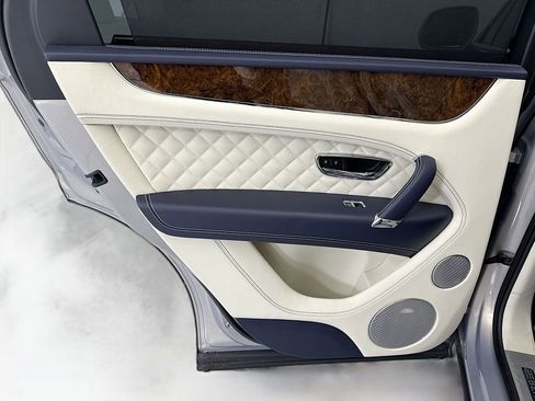 Used 2018 Bentley Bentayga image 25