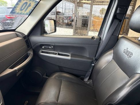 Used 2010 Jeep Liberty Limited AWD/4WD image 25