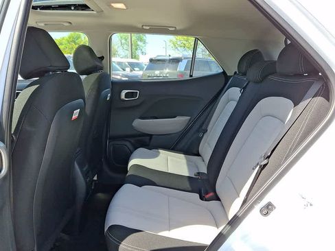 Used 2025 Hyundai Venue SEL image 9