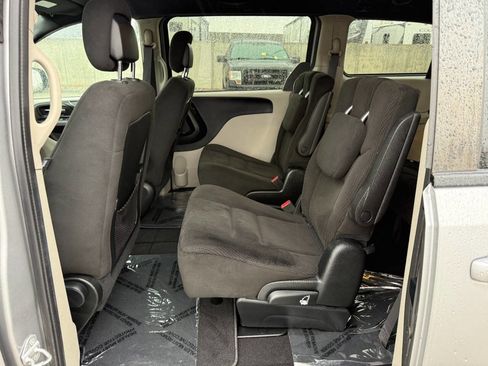 Used 2016 Dodge Grand Caravan SE image 16