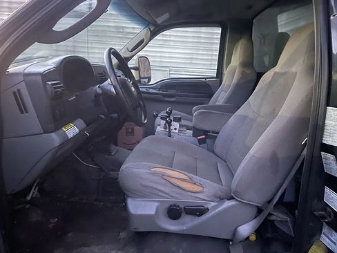 Used 2006 Ford F550 4x4 Regular Cab Super Duty image 10