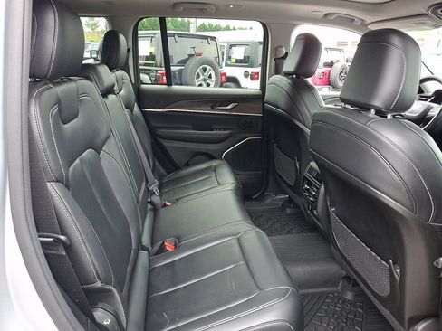 Used 2022 Jeep Grand Cherokee Limited w/ MOPAR Finishing Package AWD/4WD image 15