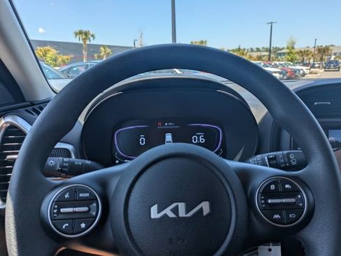 Used 2025 Kia Soul LX FWD image 27