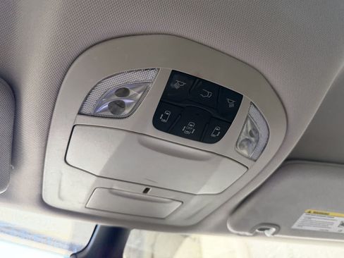 Used 2023 Chrysler Pacifica Touring-L FWD image 18