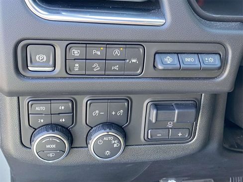 Used 2024 Chevrolet Suburban High Country w/ Advanced Technology Package image 21