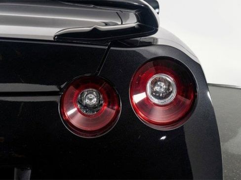 Used 2015 Nissan GT-R Premium image 12