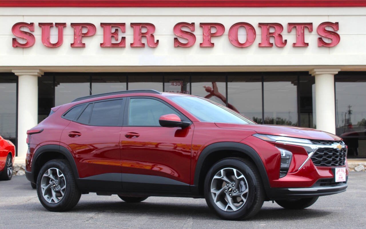 Used 2025 Chevrolet Trax LT FWD image 1