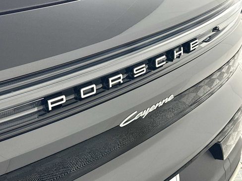 Certified 2025 Porsche Cayenne image 33