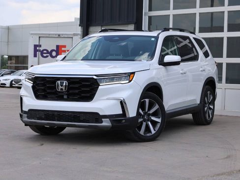 Used 2025 Honda Pilot Touring image 3