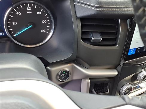 Used 2024 Ford Expedition XLT image 21