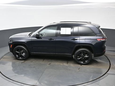 Used 2024 Jeep Grand Cherokee Limited w/ Black Appearance Package image 35