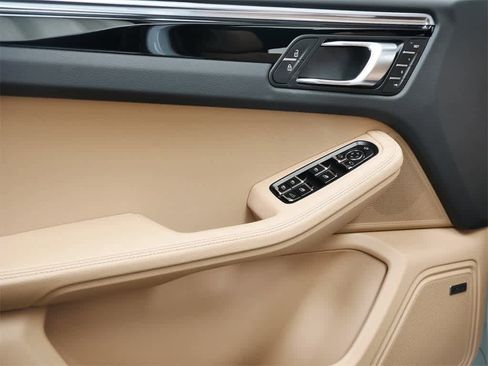 Used 2025 Porsche Macan image 11