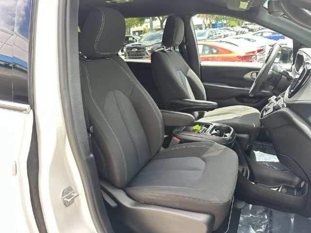 Used 2024 Chrysler Pacifica Touring FWD image 29