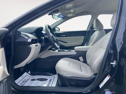 Used 2025 Nissan Altima 2.5 SV image 9