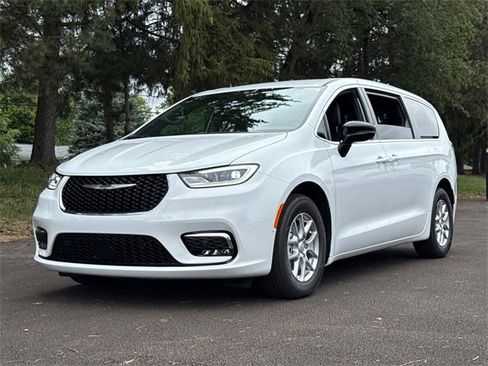 New 2026 Chrysler Pacifica Select image 9