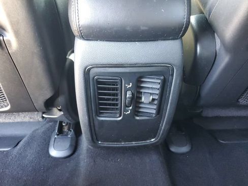 Used 2019 Jeep Grand Cherokee Laredo RWD image 10