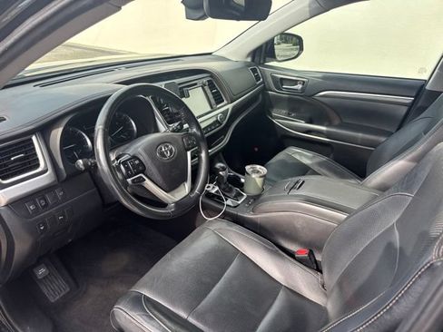 Used 2019 Toyota Highlander Limited FWD image 2