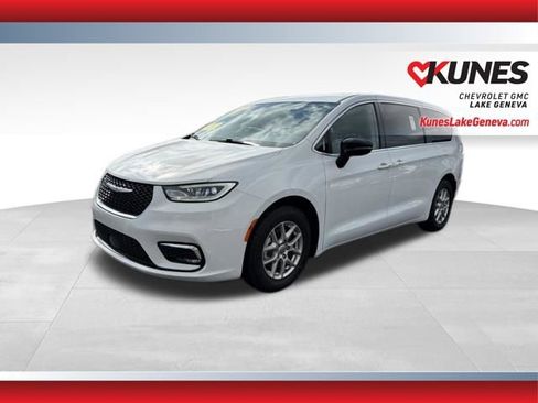 Used 2024 Chrysler Pacifica Touring-L FWD image 10
