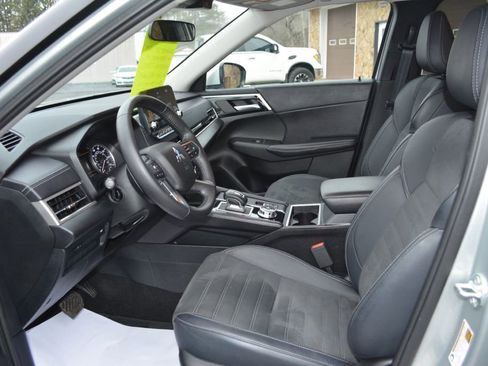 Used 2024 Mitsubishi Outlander SE image 12