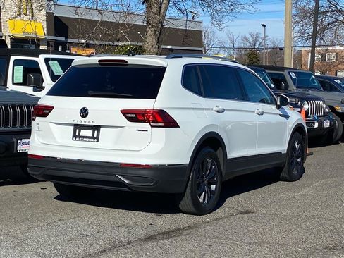 Certified 2022 Volkswagen Tiguan SE image 3