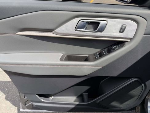 Used 2025 Ford Explorer Active AWD/4WD image 16